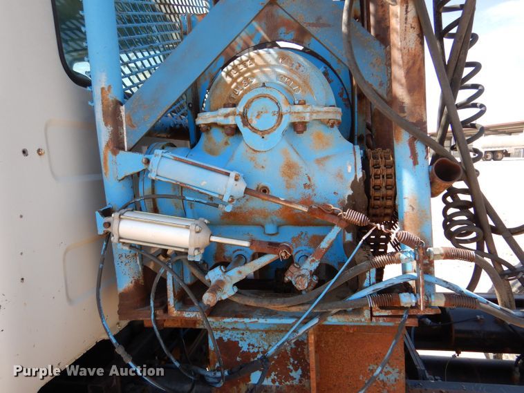 image for item LU9608 1989 Mack R690ST  semi truck