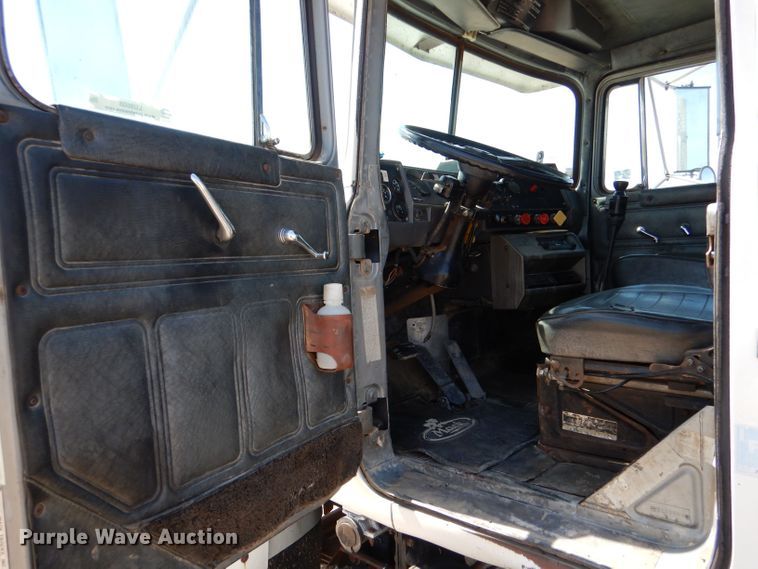 image for item LU9608 1989 Mack R690ST  semi truck