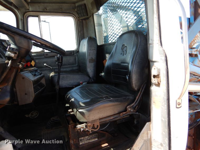 image for item LU9608 1989 Mack R690ST  semi truck