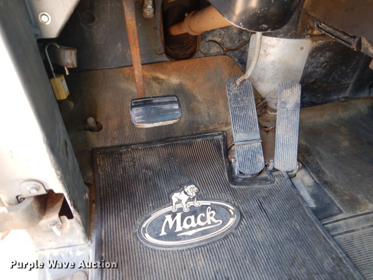 image for item LU9608 1989 Mack R690ST  semi truck