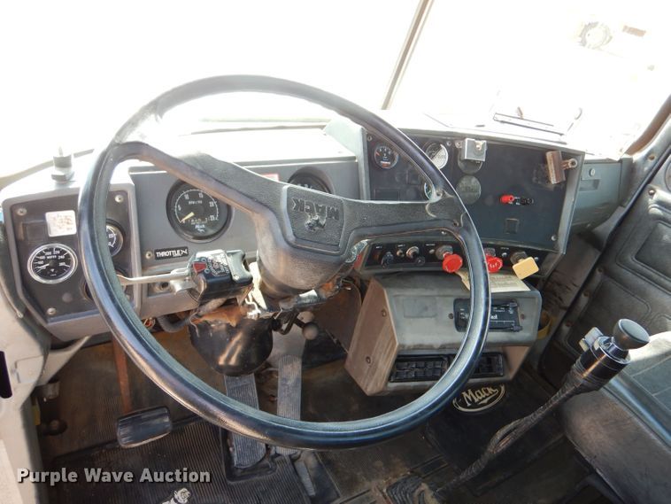 image for item LU9608 1989 Mack R690ST  semi truck