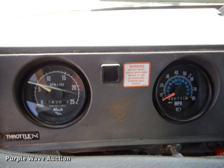 image for item LU9608 1989 Mack R690ST  semi truck