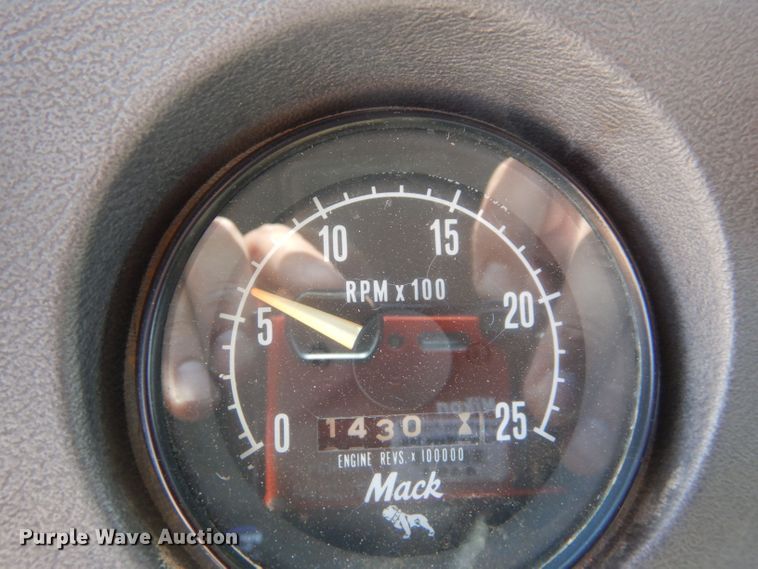 image for item LU9608 1989 Mack R690ST  semi truck