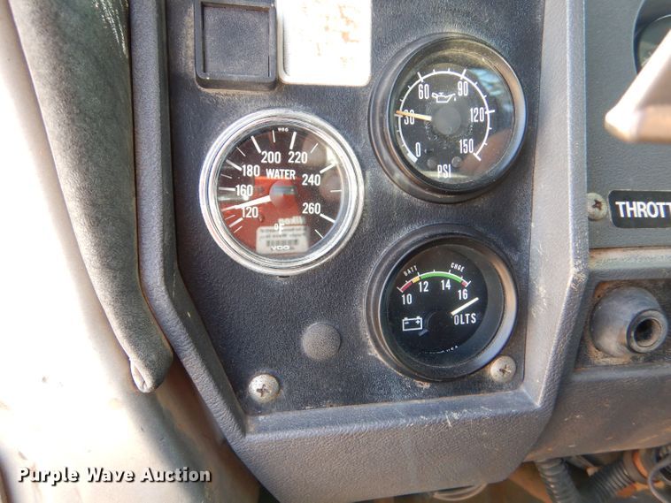 image for item LU9608 1989 Mack R690ST  semi truck