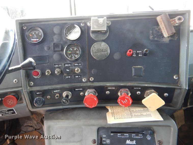 image for item LU9608 1989 Mack R690ST  semi truck