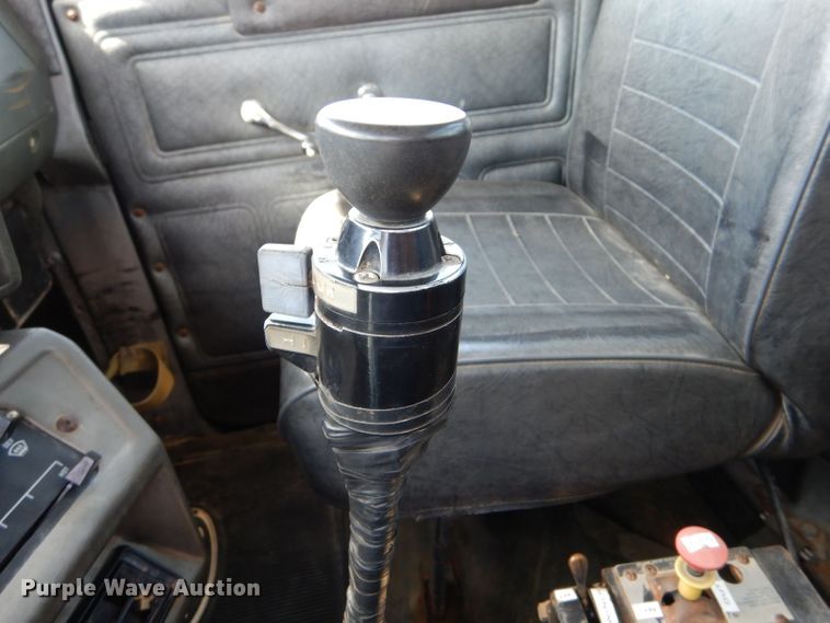 image for item LU9608 1989 Mack R690ST  semi truck