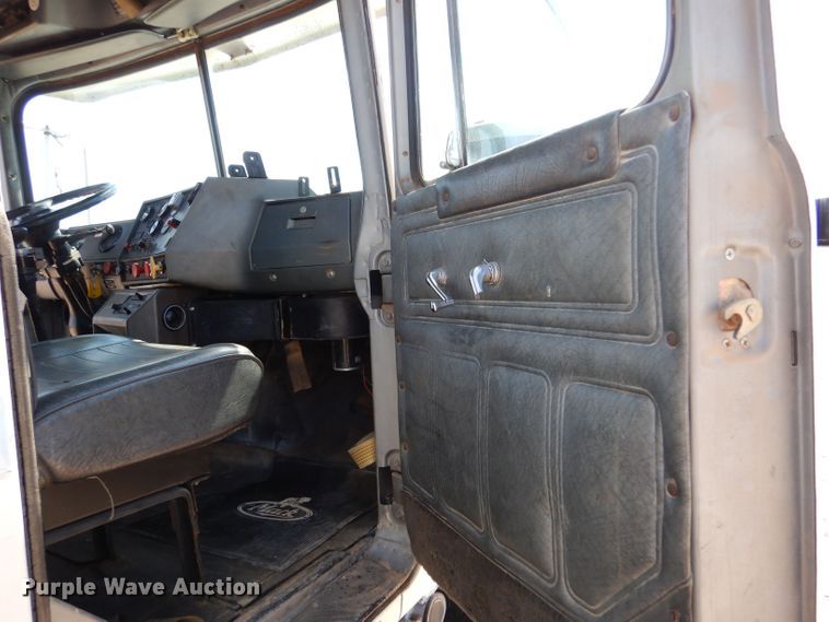 image for item LU9608 1989 Mack R690ST  semi truck