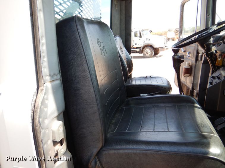 image for item LU9608 1989 Mack R690ST  semi truck