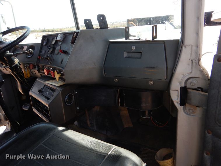 image for item LU9608 1989 Mack R690ST  semi truck