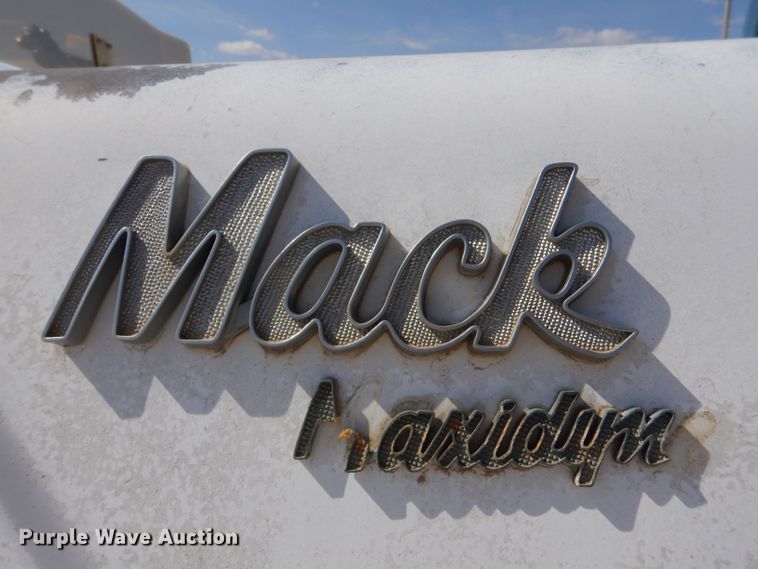 image for item LU9608 1989 Mack R690ST  semi truck