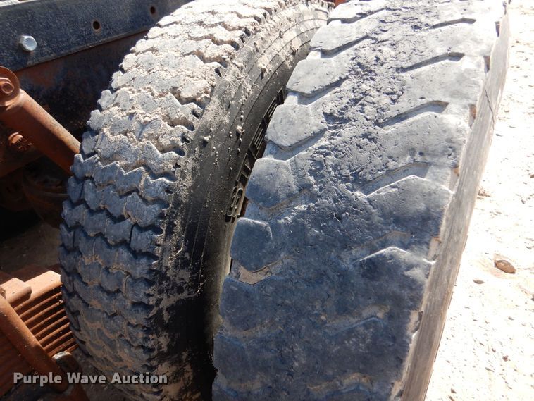 image for item LU9608 1989 Mack R690ST  semi truck