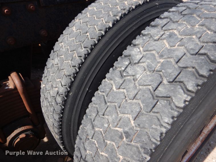 image for item LU9608 1989 Mack R690ST  semi truck