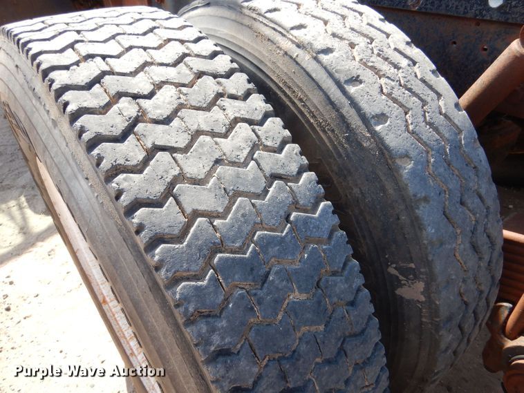 image for item LU9608 1989 Mack R690ST  semi truck