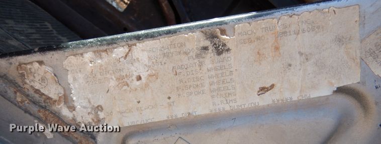 image for item LU9608 1989 Mack R690ST  semi truck