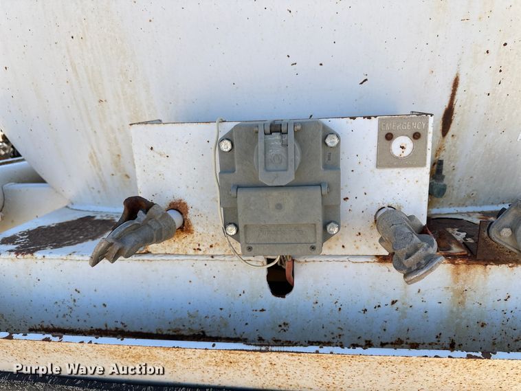 image for item LU9612 2001 Eagle EV-130  tank trailer