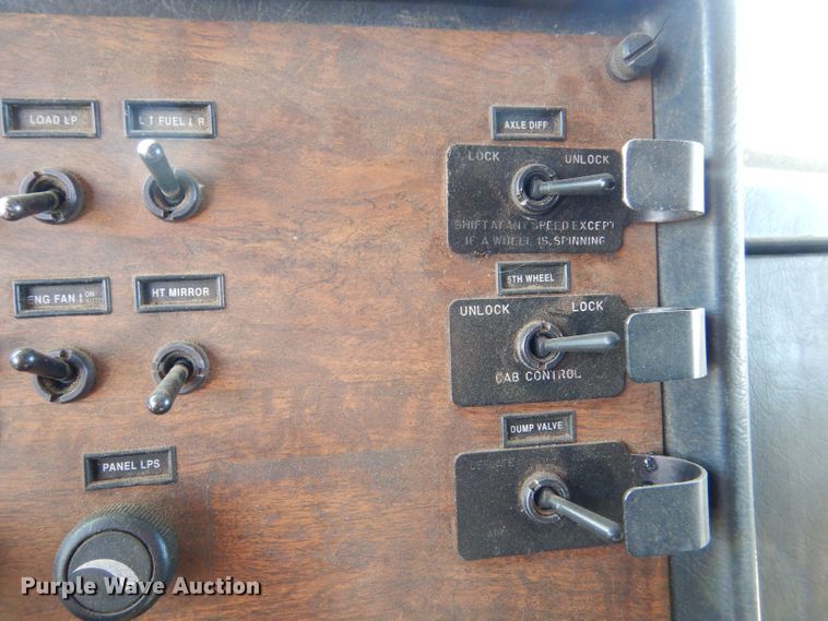 image for item LU9659 1997 Peterbilt 379  semi truck