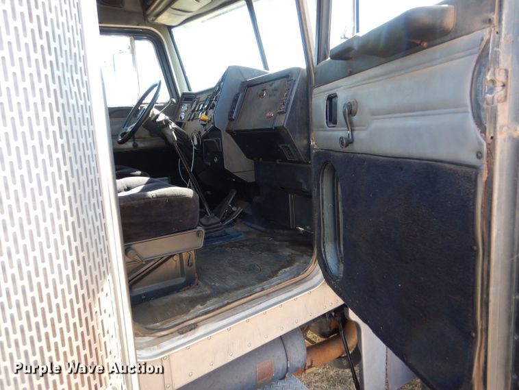 image for item LU9659 1997 Peterbilt 379  semi truck