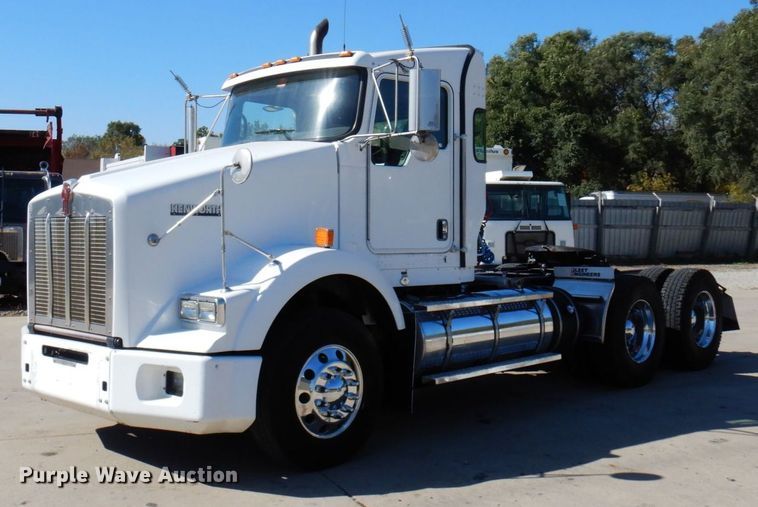 image for item MH9235 2011 Kenworth T800  semi truck