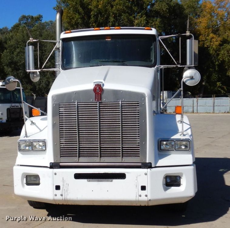 image for item MH9235 2011 Kenworth T800  semi truck