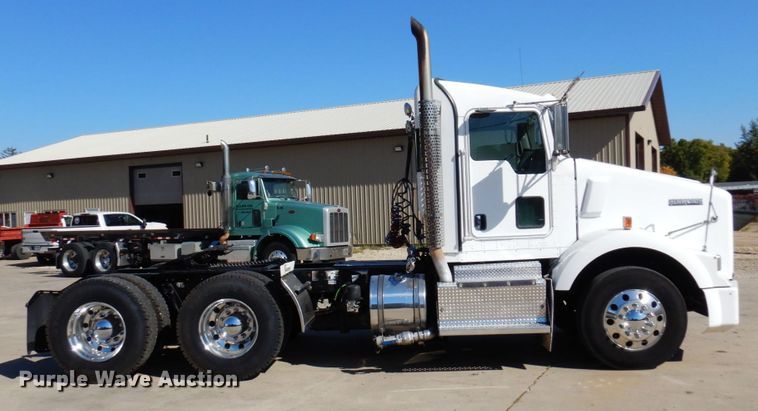 image for item MH9235 2011 Kenworth T800  semi truck
