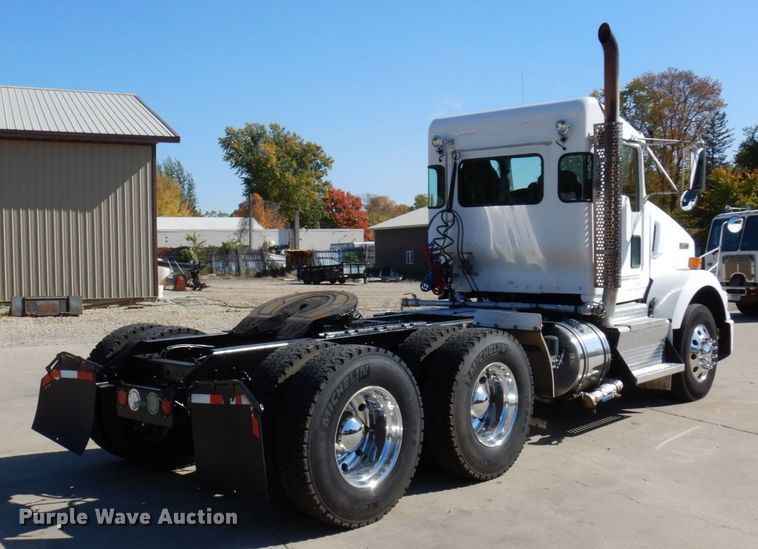image for item MH9235 2011 Kenworth T800  semi truck