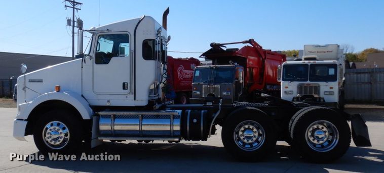 image for item MH9235 2011 Kenworth T800  semi truck