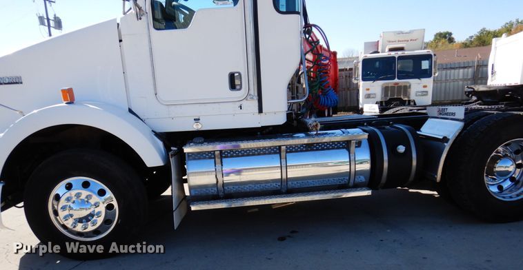 image for item MH9235 2011 Kenworth T800  semi truck