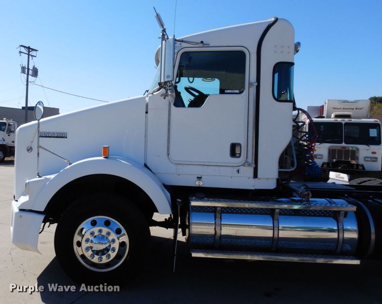 image for item MH9235 2011 Kenworth T800  semi truck