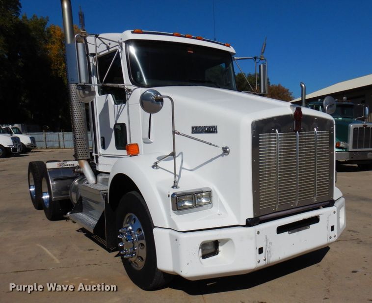 image for item MH9235 2011 Kenworth T800  semi truck