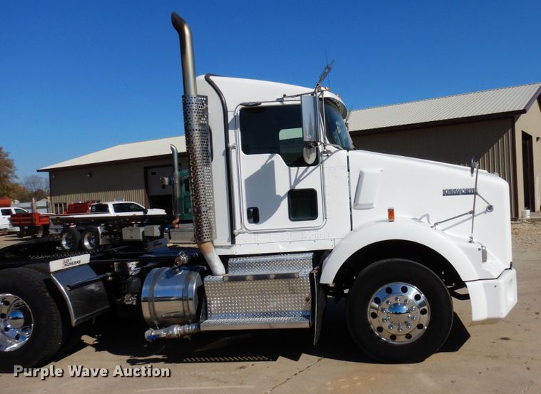 image for item MH9235 2011 Kenworth T800  semi truck