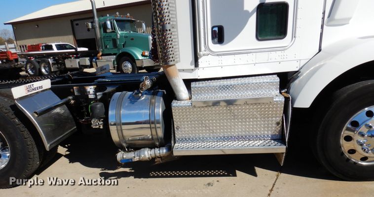 image for item MH9235 2011 Kenworth T800  semi truck