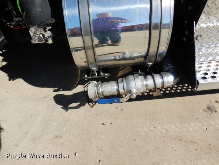 image for item MH9235 2011 Kenworth T800  semi truck