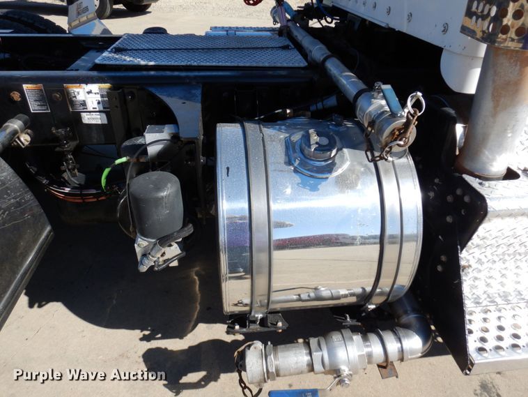 image for item MH9235 2011 Kenworth T800  semi truck