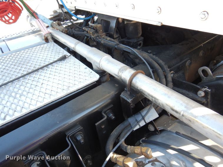 image for item MH9235 2011 Kenworth T800  semi truck