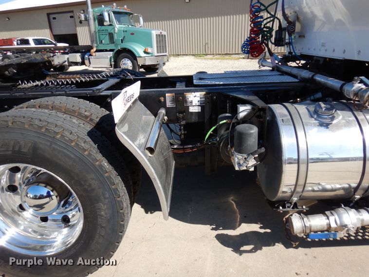 image for item MH9235 2011 Kenworth T800  semi truck