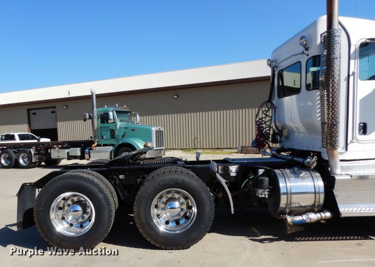 image for item MH9235 2011 Kenworth T800  semi truck