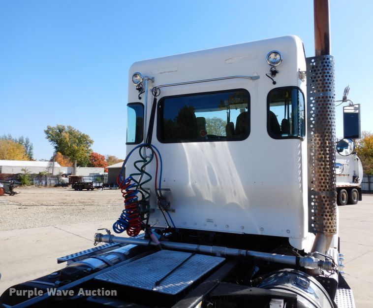 image for item MH9235 2011 Kenworth T800  semi truck