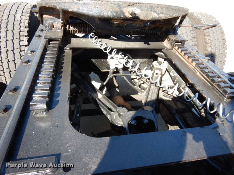 image for item MH9235 2011 Kenworth T800  semi truck