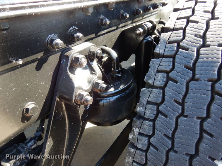 image for item MH9235 2011 Kenworth T800  semi truck