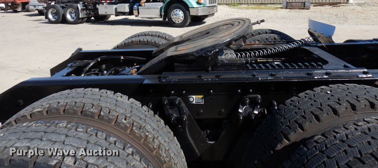 image for item MH9235 2011 Kenworth T800  semi truck