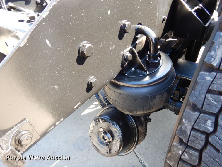 image for item MH9235 2011 Kenworth T800  semi truck