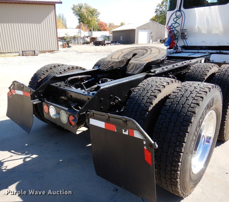 image for item MH9235 2011 Kenworth T800  semi truck