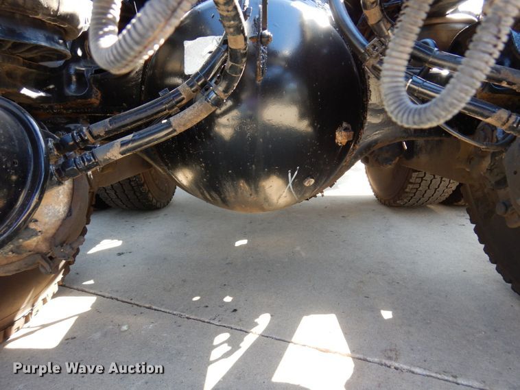 image for item MH9235 2011 Kenworth T800  semi truck