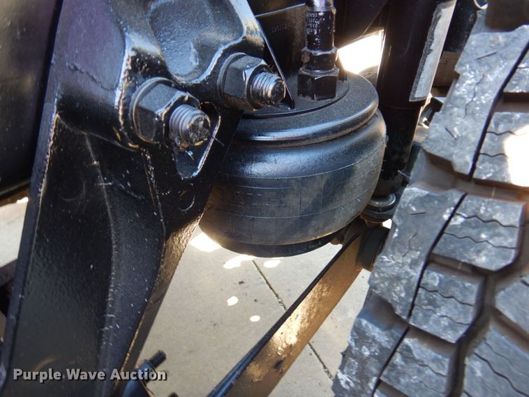 image for item MH9235 2011 Kenworth T800  semi truck