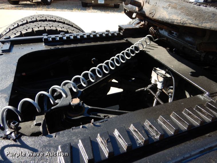 image for item MH9235 2011 Kenworth T800  semi truck