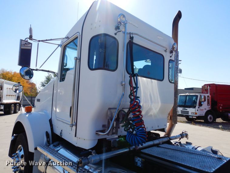 image for item MH9235 2011 Kenworth T800  semi truck