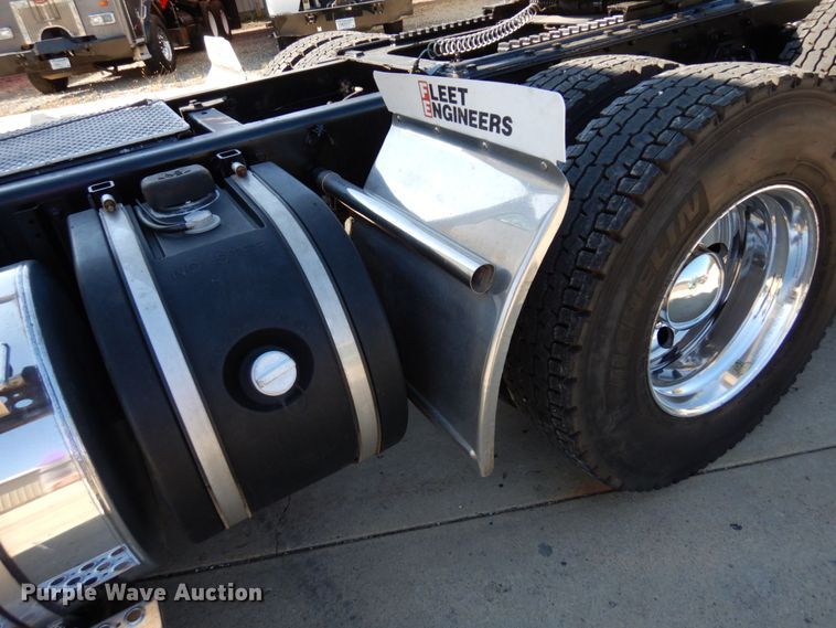 image for item MH9235 2011 Kenworth T800  semi truck