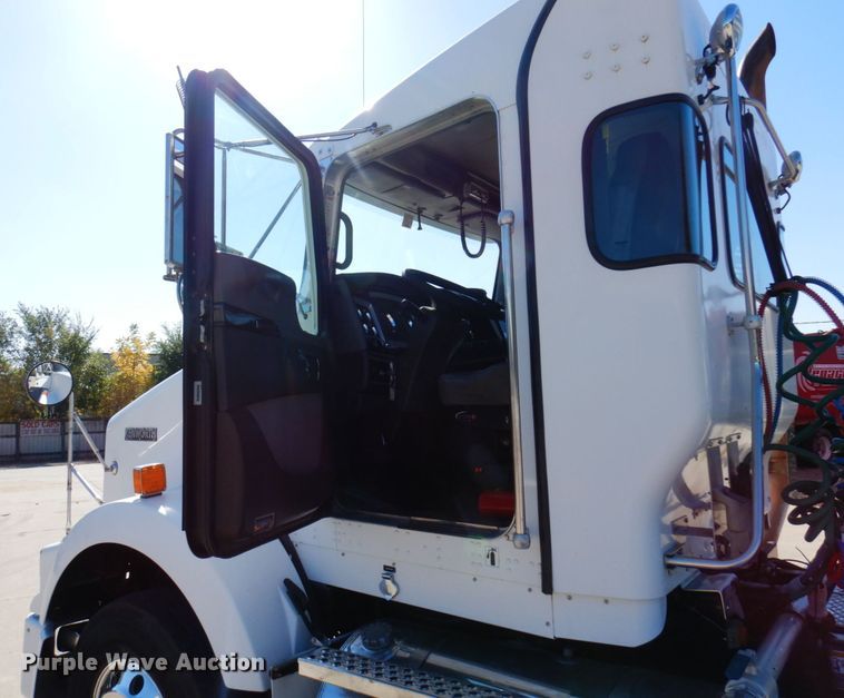 image for item MH9235 2011 Kenworth T800  semi truck