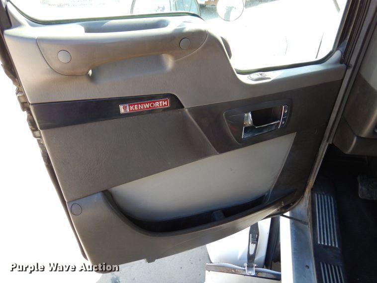 image for item MH9235 2011 Kenworth T800  semi truck