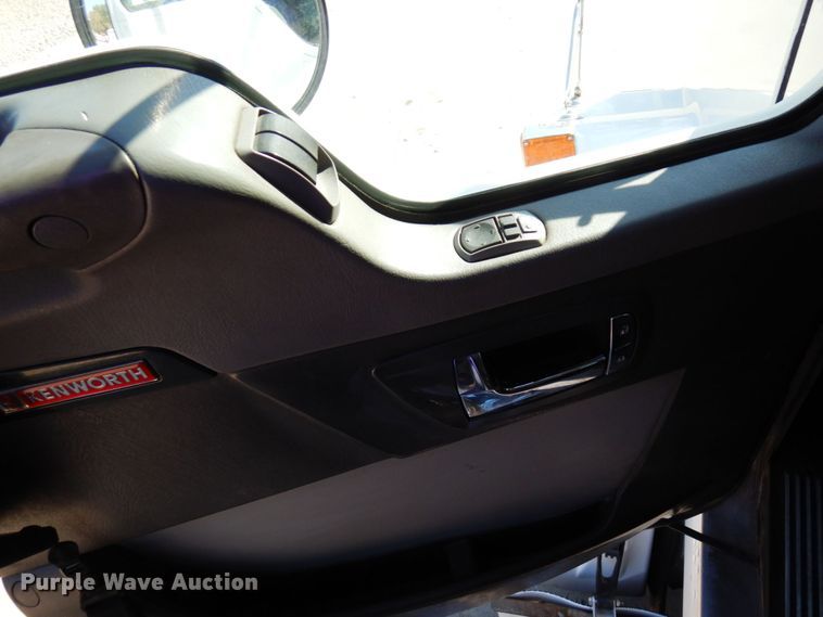 image for item MH9235 2011 Kenworth T800  semi truck